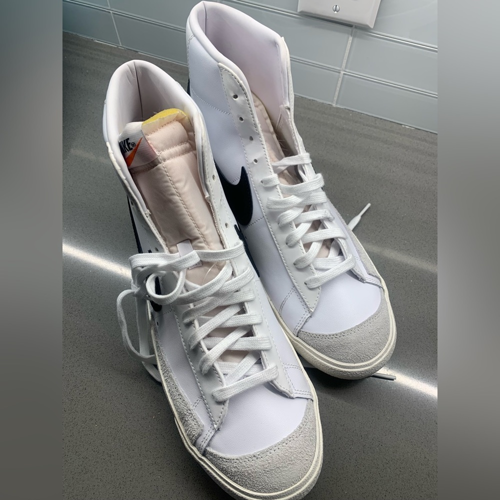 BRAND NEW NIKE SNEAKER SIZE 13